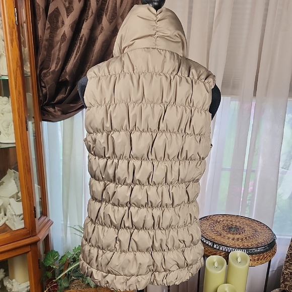 COLDWATER CREEK | Classic Minimalist Beige Down Feather Filled Puffer Vest | M - Picture 5 of 10